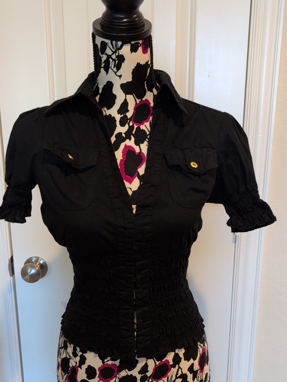 XOXO Black Short-Sleeve Hook & Eye Front Puff Sleeve Shirt Size Small